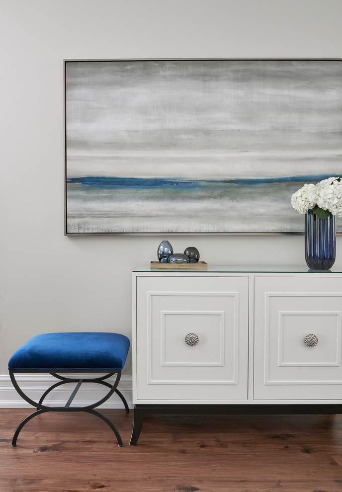 Transitional entryway photo in Toronto