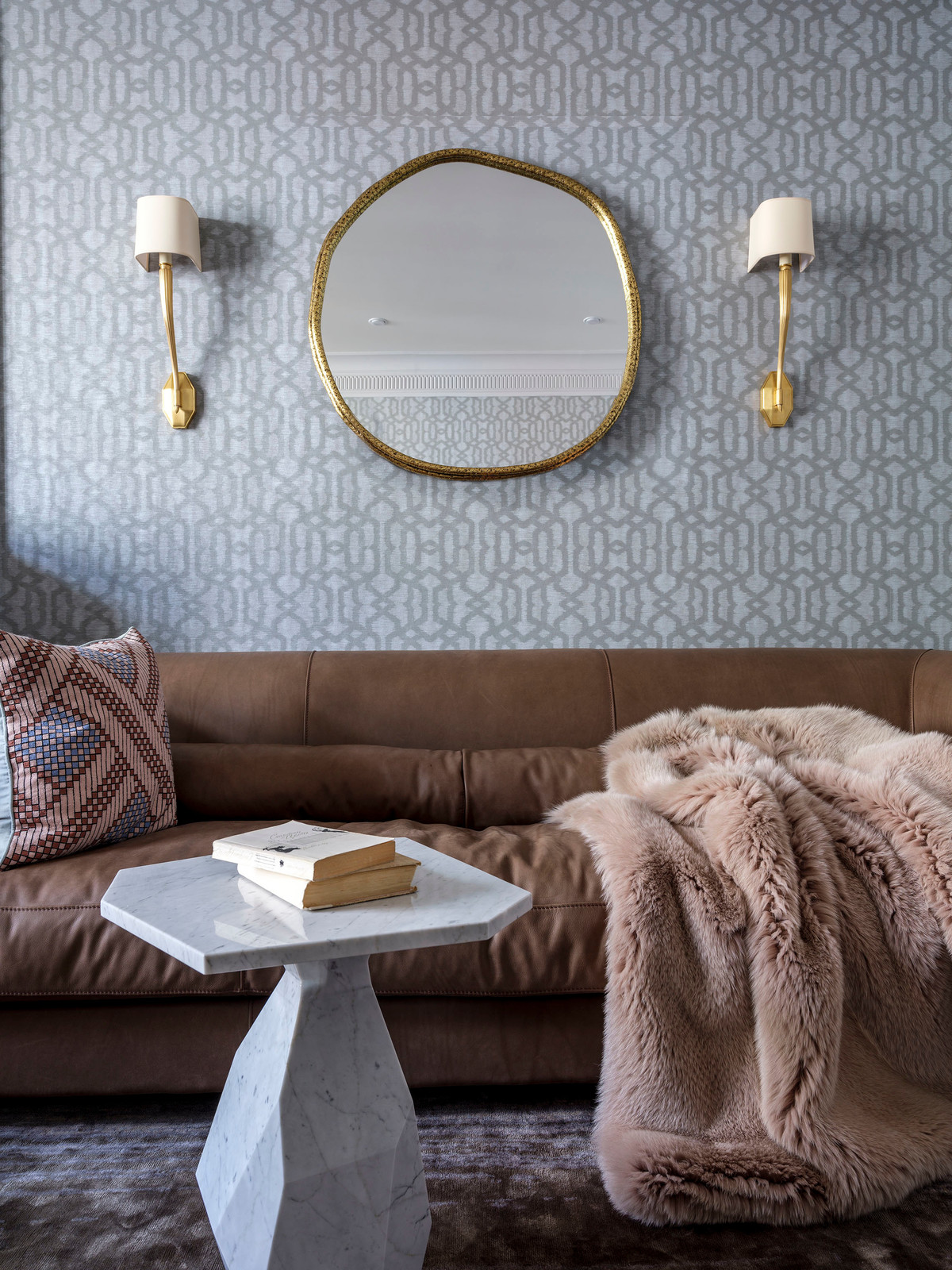 С московским характером. Гостиная.