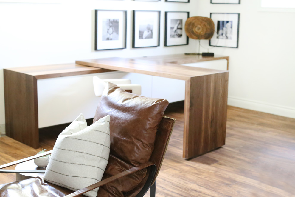 Transitional home design photo in Toronto