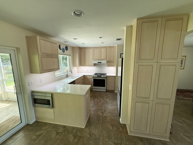 Light, Warm, and Timeless in Ash White Cabinetry minimalistisch-kueche
