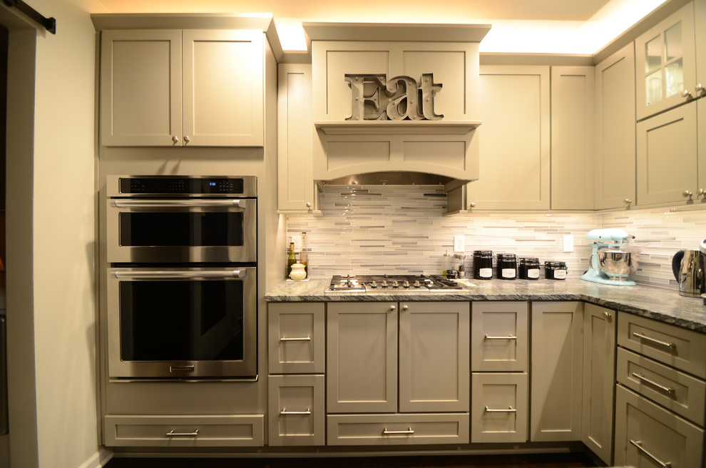 Example of a transitional kitchen design in Chicago