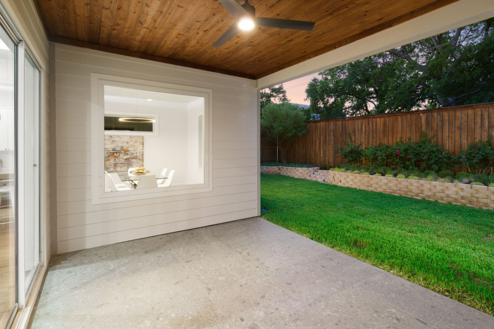 Example of a transitional home design design in Dallas