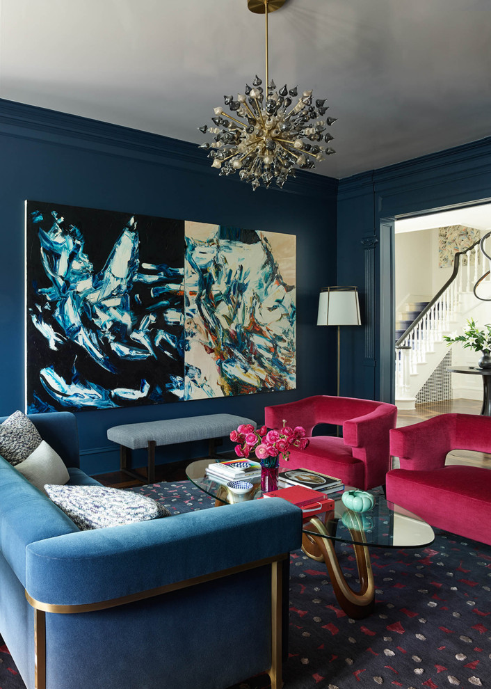 Diseño de salón para visitas cerrado clásico renovado extra grande con paredes azules, suelo de madera en tonos medios, todas las chimeneas, suelo multicolor y panelado