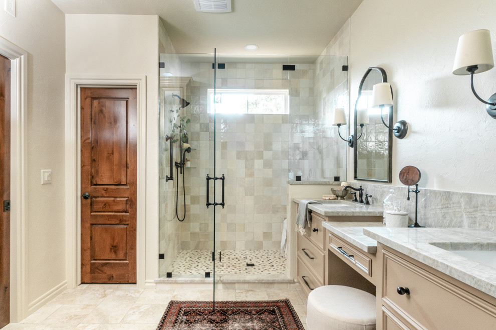 Bild på ett vintage grå grått en-suite badrum, med luckor med infälld panel, beige skåp, en dusch i en alkov, beige kakel, vit kakel, vita väggar, ett undermonterad handfat, marmorbänkskiva, beiget golv och dusch med gångjärnsdörr