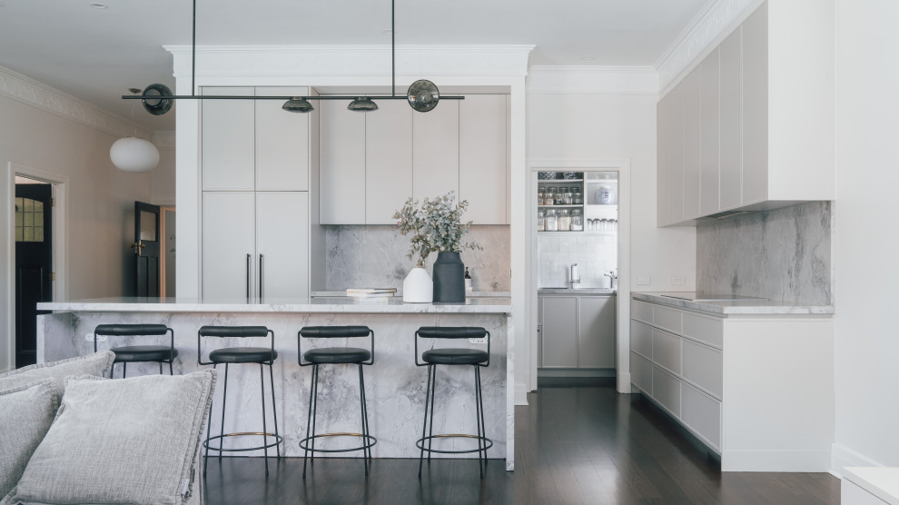 Exempel på ett stort modernt grå grått kök och matrum, med en undermonterad diskho, skåp i shakerstil, grå skåp, granitbänkskiva, grått stänkskydd, svarta vitvaror, mörkt trägolv, en köksö och brunt golv