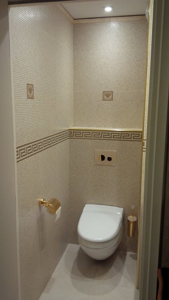 This is an example of a modern powder room in Lyon.