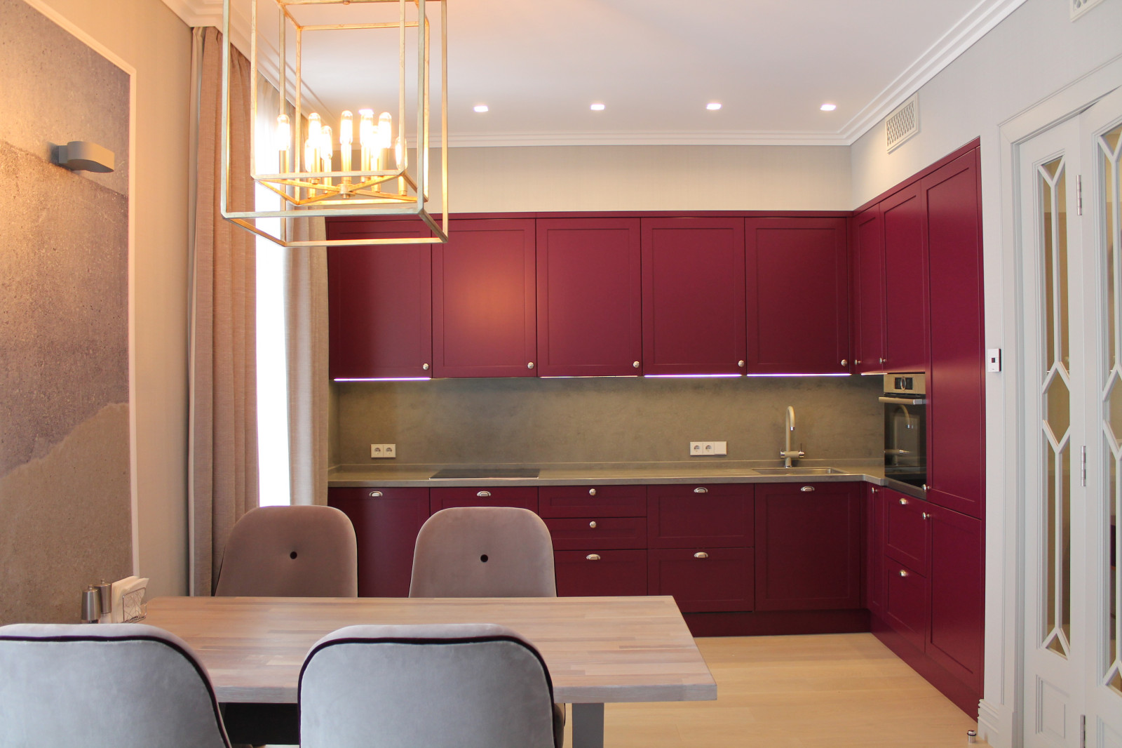 Фартук и столешница из одного материала.