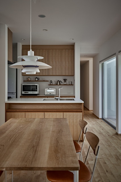 T字の家 contemporaneo-comedor