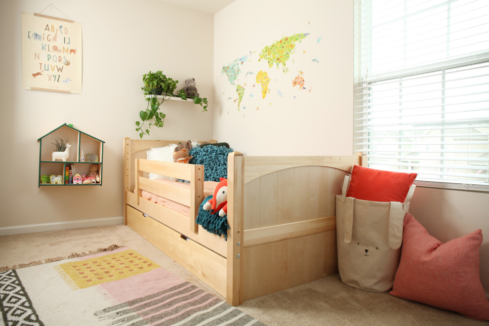 Источник вдохновения для домашнего уюта: маленькая нейтральная детская в скандинавском стиле с спальным местом и зелеными стенами для на участке и в саду, ребенка от 1 до 3 лет