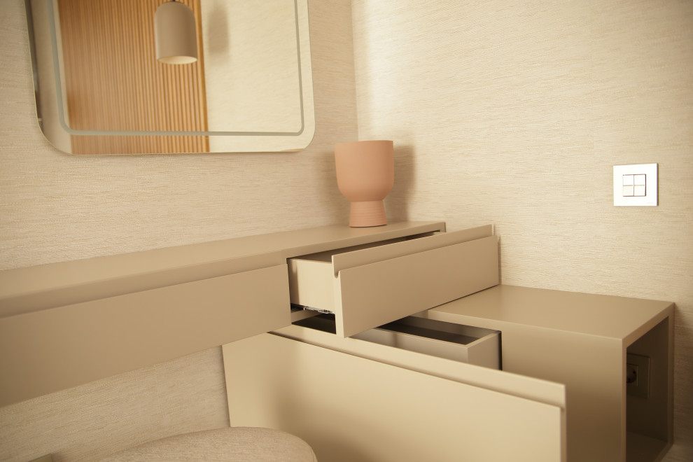 Идея дизайна: хозяйская спальня среднего размера в стиле модернизм с бежевыми стенами, светлым паркетным полом, серым полом и обоями на стенах