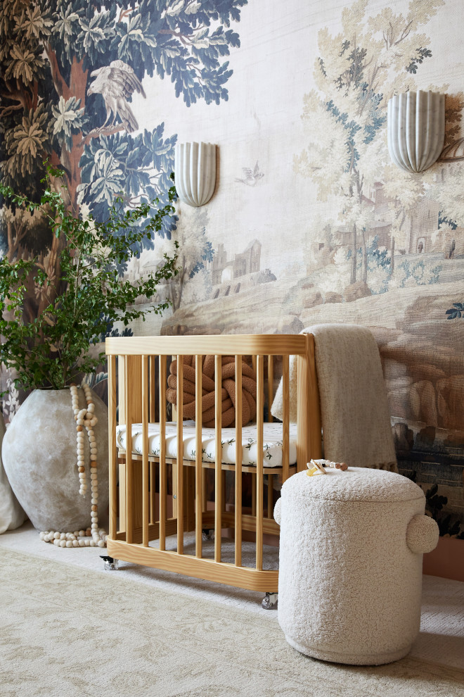 На фото: нейтральная комната для малыша среднего размера в стиле неоклассика (современная классика) с ковровым покрытием и обоями на стенах с