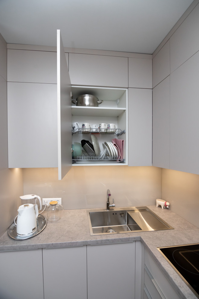 Современная угловая кухня в нежно-сером цвете