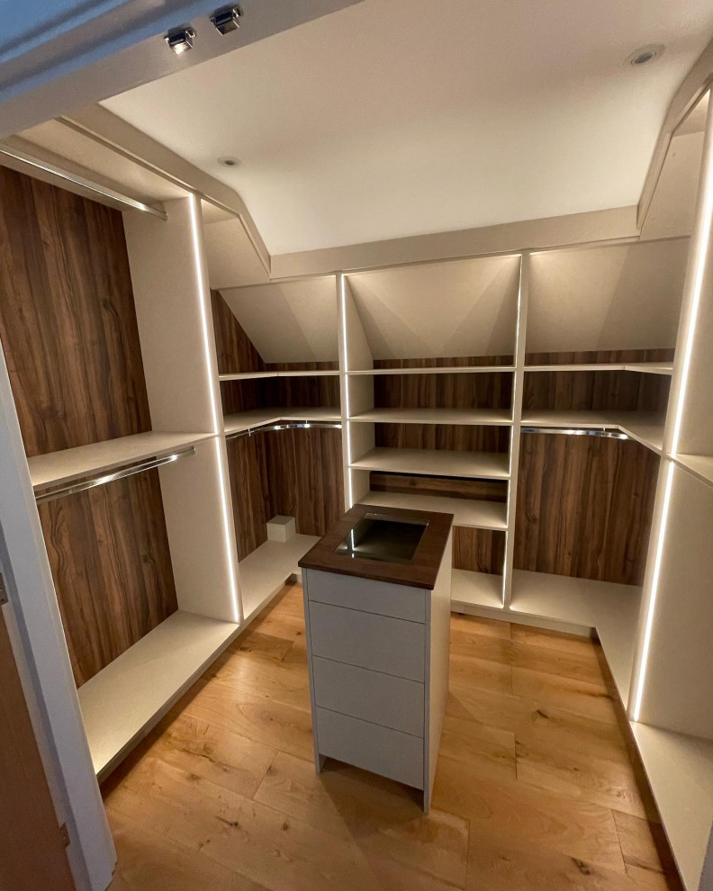 Immagine di una cabina armadio unisex minimal di medie dimensioni con nessun'anta