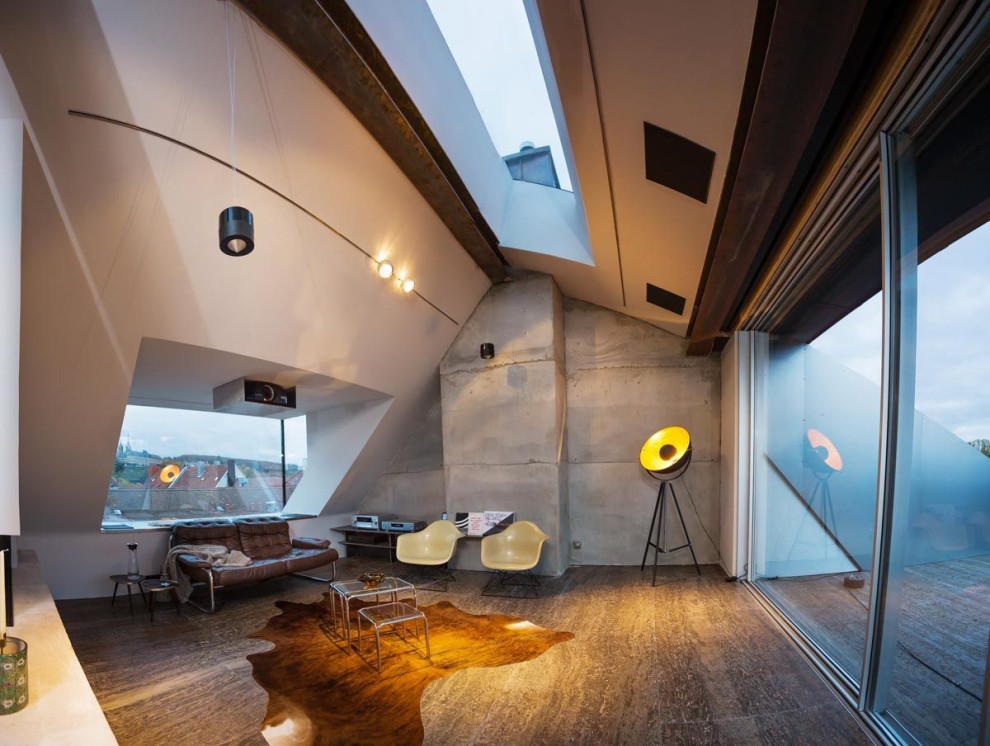 Idéer för ett stort modernt loftrum, med ett finrum, grå väggar, mörkt trägolv och en bred öppen spis