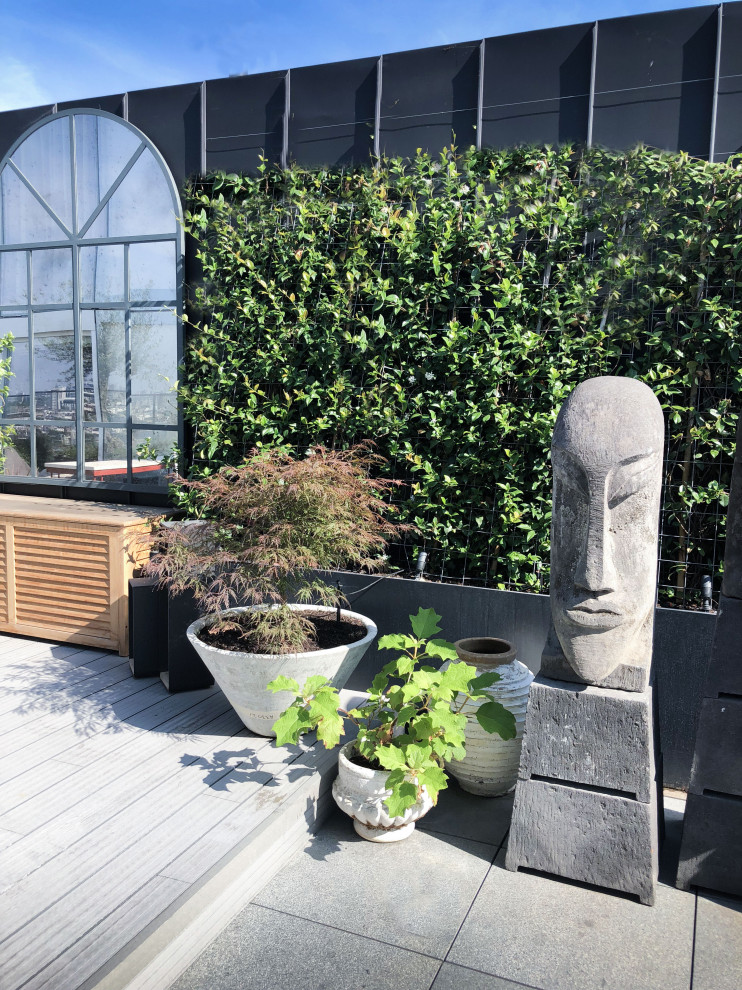 Kleiner, Halbschattiger Stilmix Dachgarten mit Sichtschutz und Betonboden in London