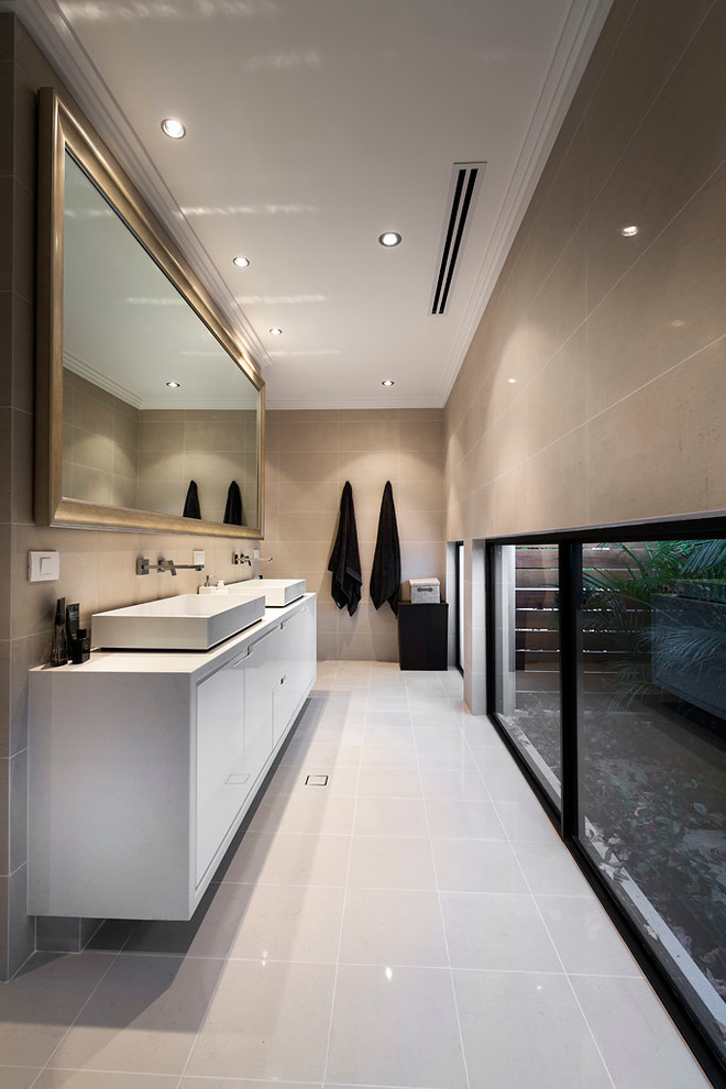 Idée de décoration pour une salle de bain design de taille moyenne avec une vasque, un plan de toilette en quartz modifié et des carreaux de porcelaine.