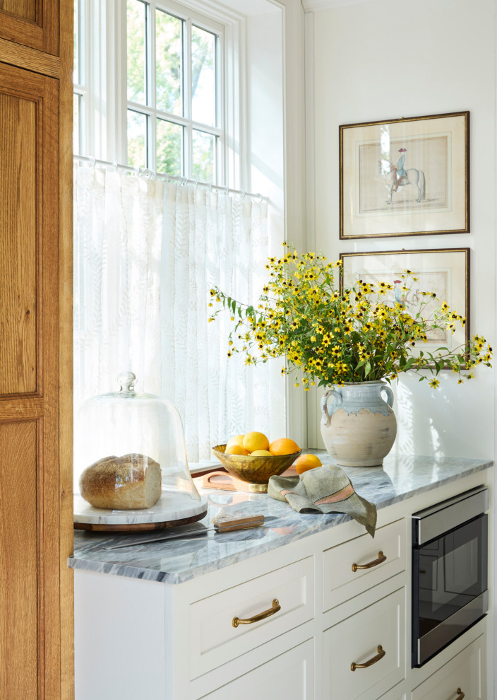 Inspiration for a timeless home bar remodel in Nashville