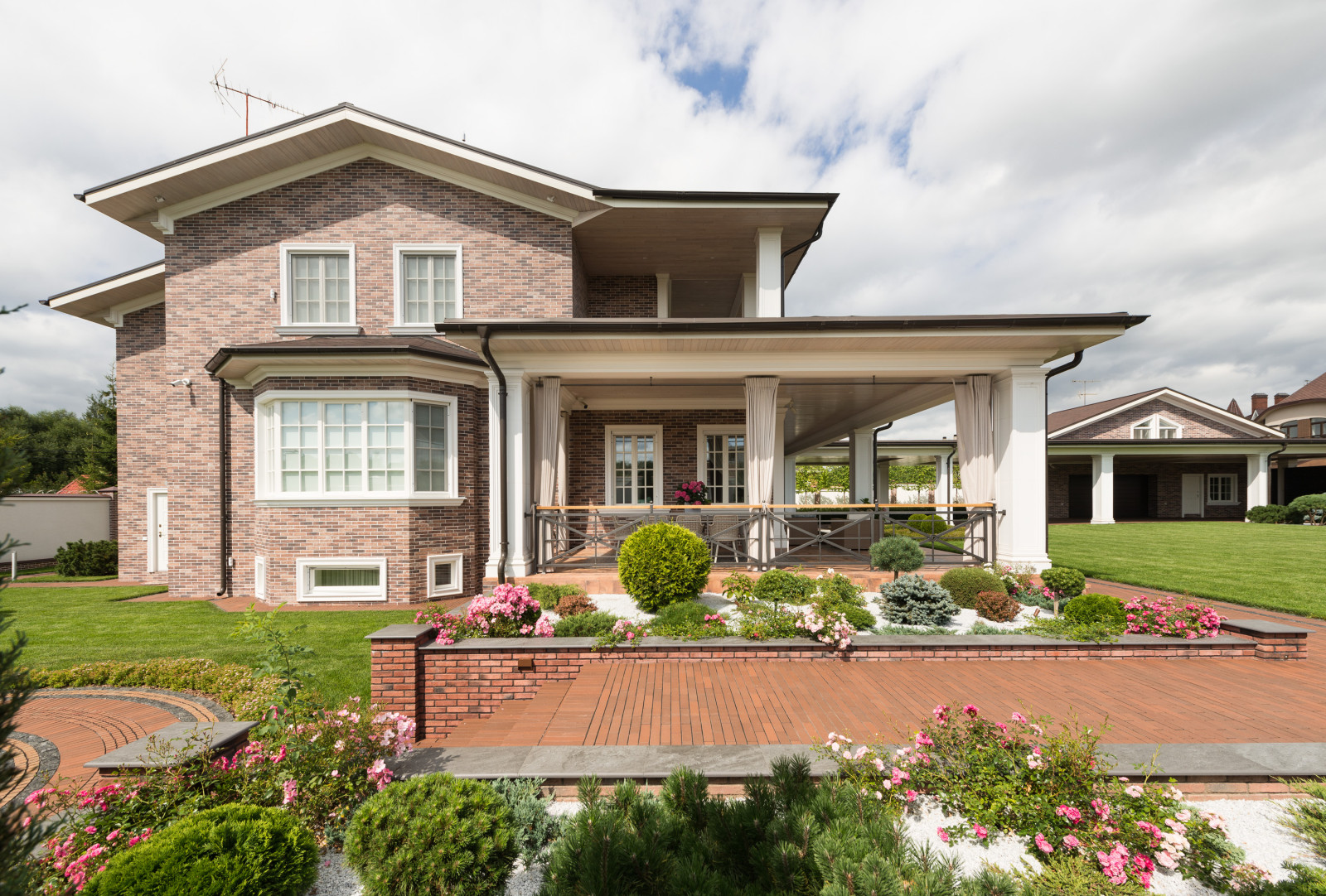 Дом с колоннадой