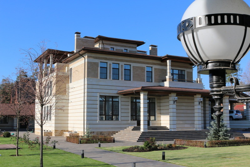 Усадьба с комплексом построек