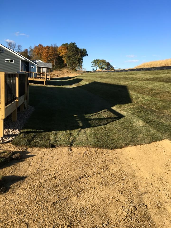 Photo of a transitional backyard landscaping in Cedar Rapids.
