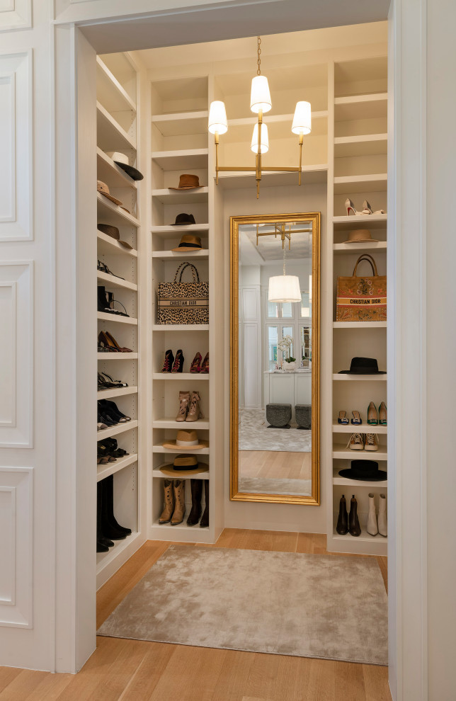 Modelo de armario vestidor unisex clásico renovado grande con armarios estilo shaker, puertas de armario blancas, moqueta, suelo beige y papel pintado
