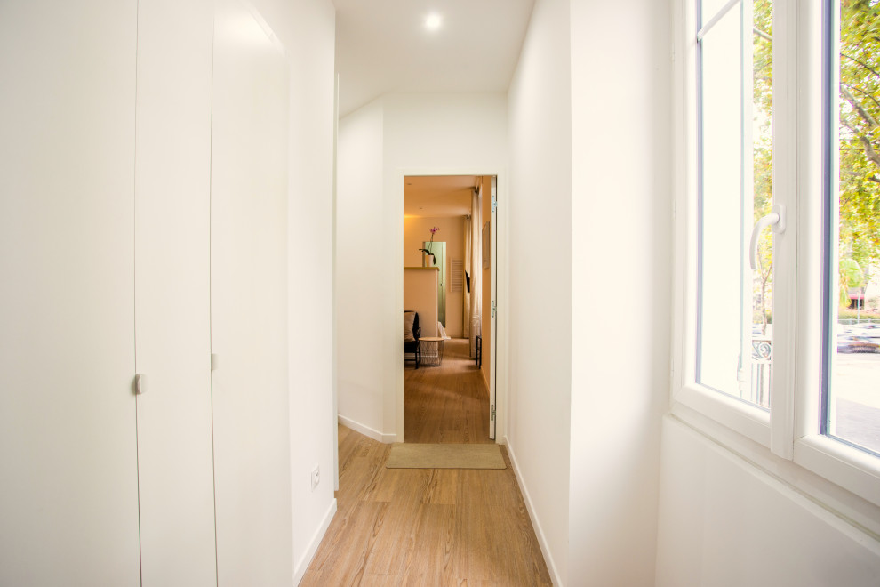 Idee per un ingresso o corridoio scandinavo di medie dimensioni con pareti bianche, parquet chiaro, pavimento beige e soffitto a cassettoni