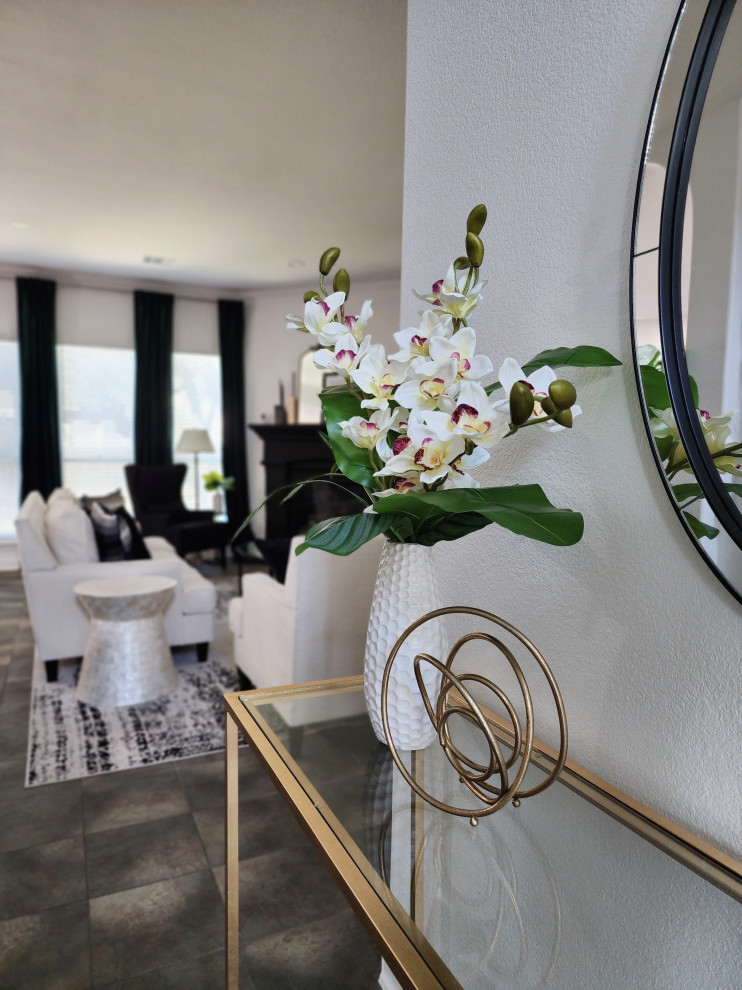 Diseño de salón moderno de tamaño medio con paredes blancas, suelo de baldosas de cerámica, chimenea de esquina y marco de chimenea de yeso