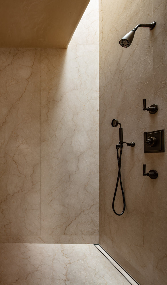 Свежая идея для дизайна: большая главная ванная комната в средиземноморском стиле с душем в нише, бежевыми стенами, паркетным полом среднего тона, коричневым полом и тумбой под одну раковину - отличное фото интерьера