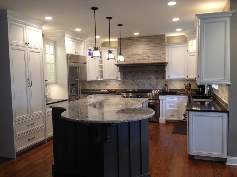 Inspiration for a large transitional u-shaped medium tone wood floor eat-in kitchen remodel with a single-bowl sink, recessed-panel cabinets, white cabinets, quartz countertops, beige backsplash, stone tile backsplash, stainless steel appliances and an island