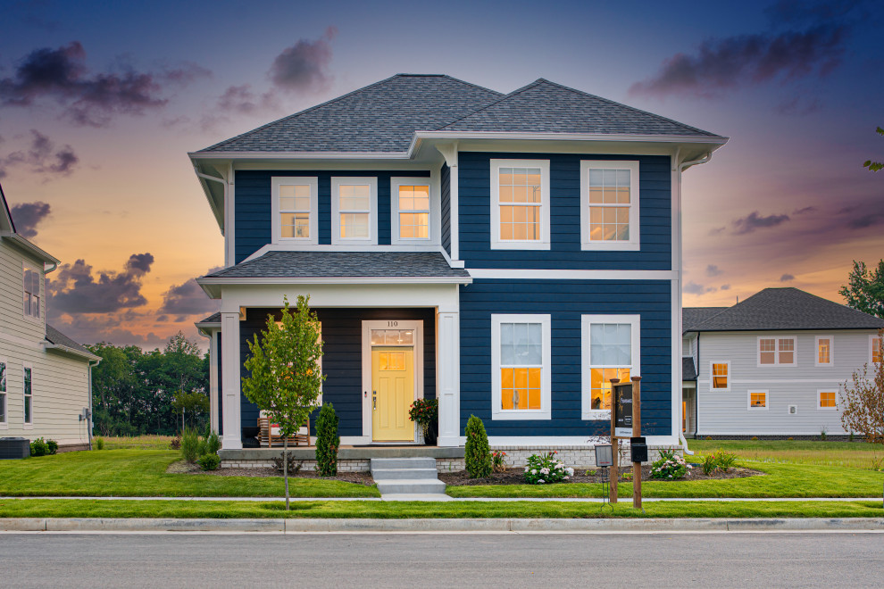 Cette photo montre une façade de maison bleue tendance en bardage à clin de taille moyenne et à un étage avec un revêtement en vinyle, un toit en shingle et un toit gris.