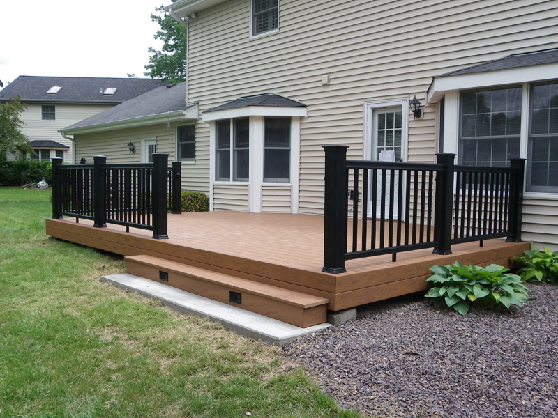 Inspiration for a mid-sized traditional backyard deck in St Louis with no cover.