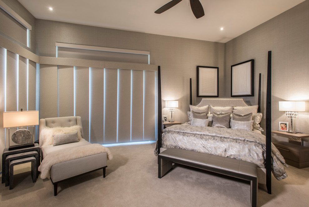 Идея дизайна: огромная хозяйская спальня в современном стиле с серыми стенами, ковровым покрытием, угловым камином, бежевым полом и обоями на стенах