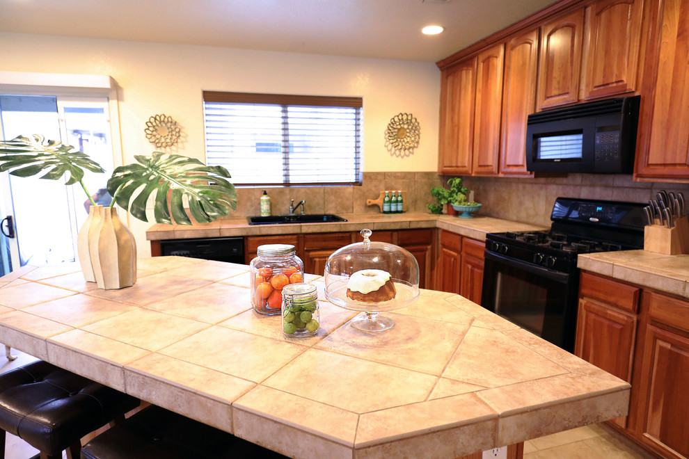 Home design - transitional home design idea in Phoenix