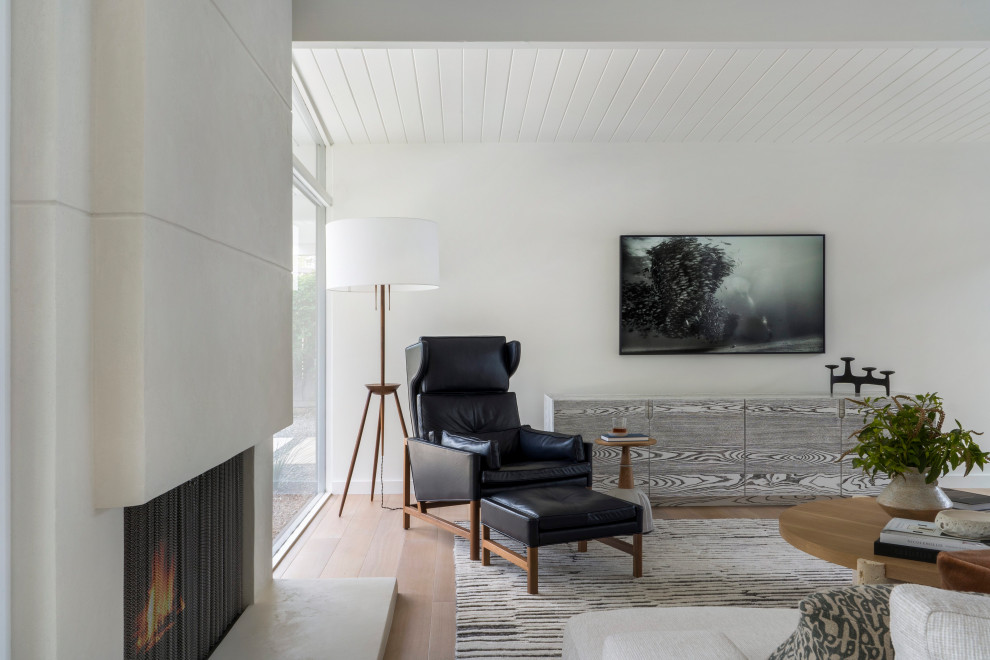 Immagine di un soggiorno contemporaneo aperto con pareti bianche, parquet chiaro e travi a vista
