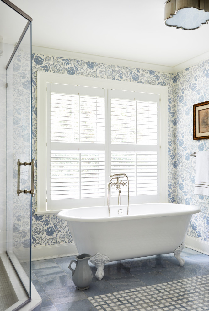 Foto på ett mellanstort lantligt en-suite badrum, med ett badkar med tassar, en hörndusch, blå väggar, marmorgolv, blått golv och dusch med gångjärnsdörr