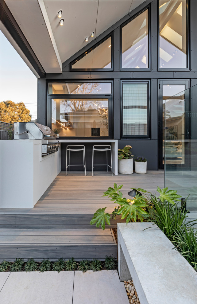 Mittelgroße, Überdachte Moderne Terrasse hinter dem Haus, im Erdgeschoss mit Stahlgeländer in Melbourne