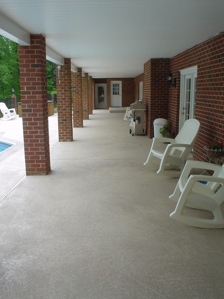 Photo of a traditional patio in Richmond.