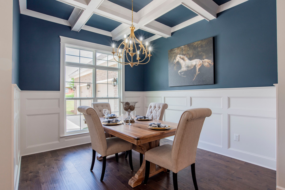 Exemple d'une salle à manger avec un mur bleu, un sol en bois brun, un sol marron, un plafond à caissons, du lambris et éclairage.