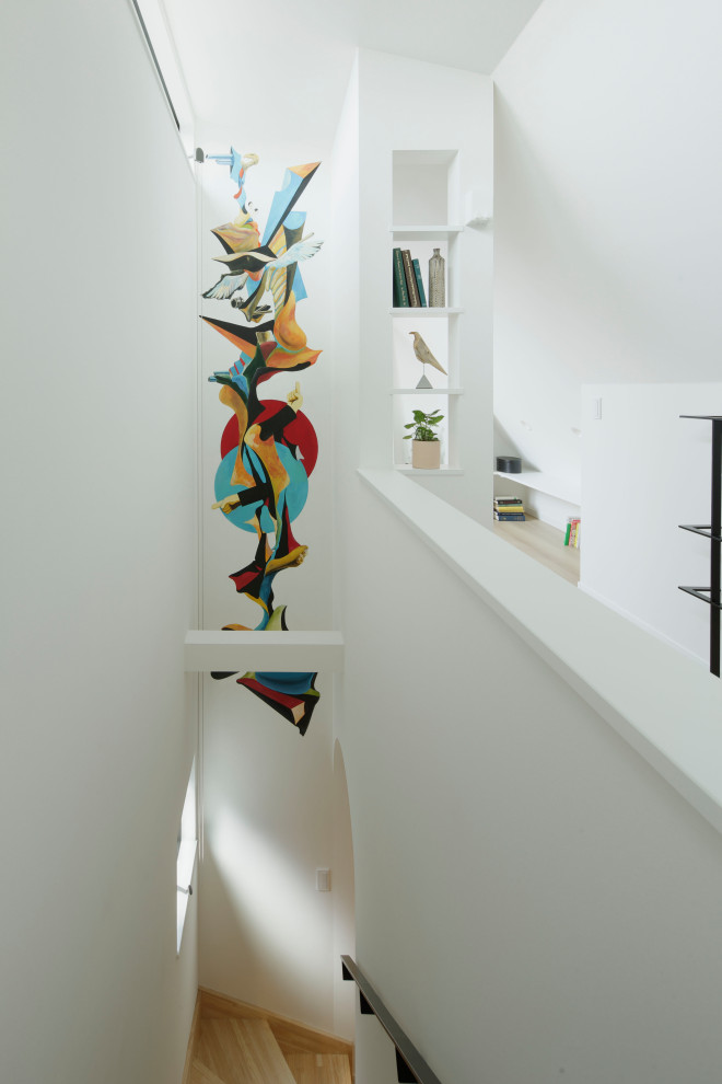 Diseño de escalera en L nórdica de tamaño medio con escalones de madera, contrahuellas de madera y papel pintado