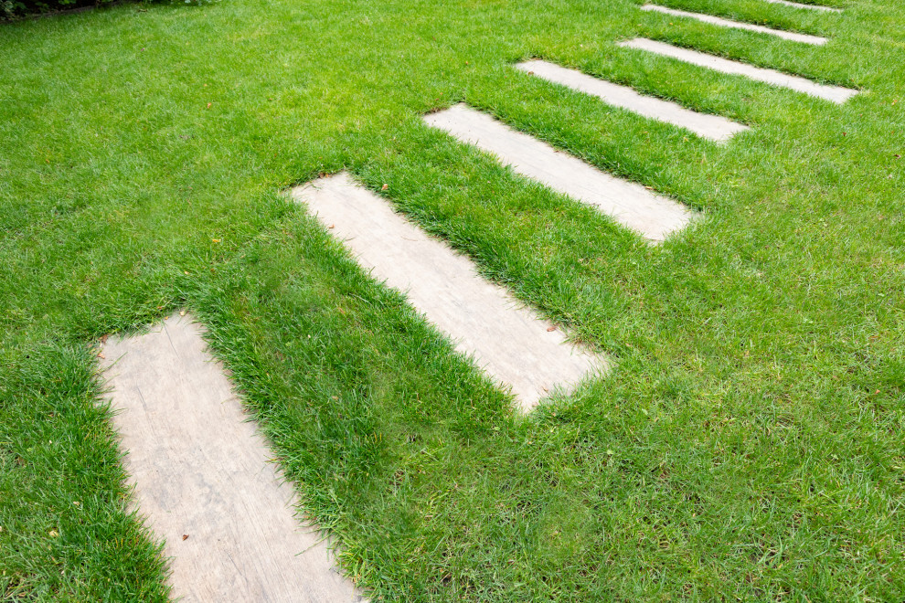Exemple d'un jardin arrière chic de taille moyenne et au printemps avec un chemin, une exposition partiellement ombragée et des pavés en pierre naturelle.