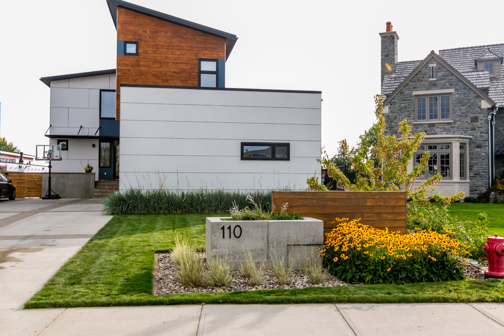 Photo of a small modern front yard xeriscape in Calgary.