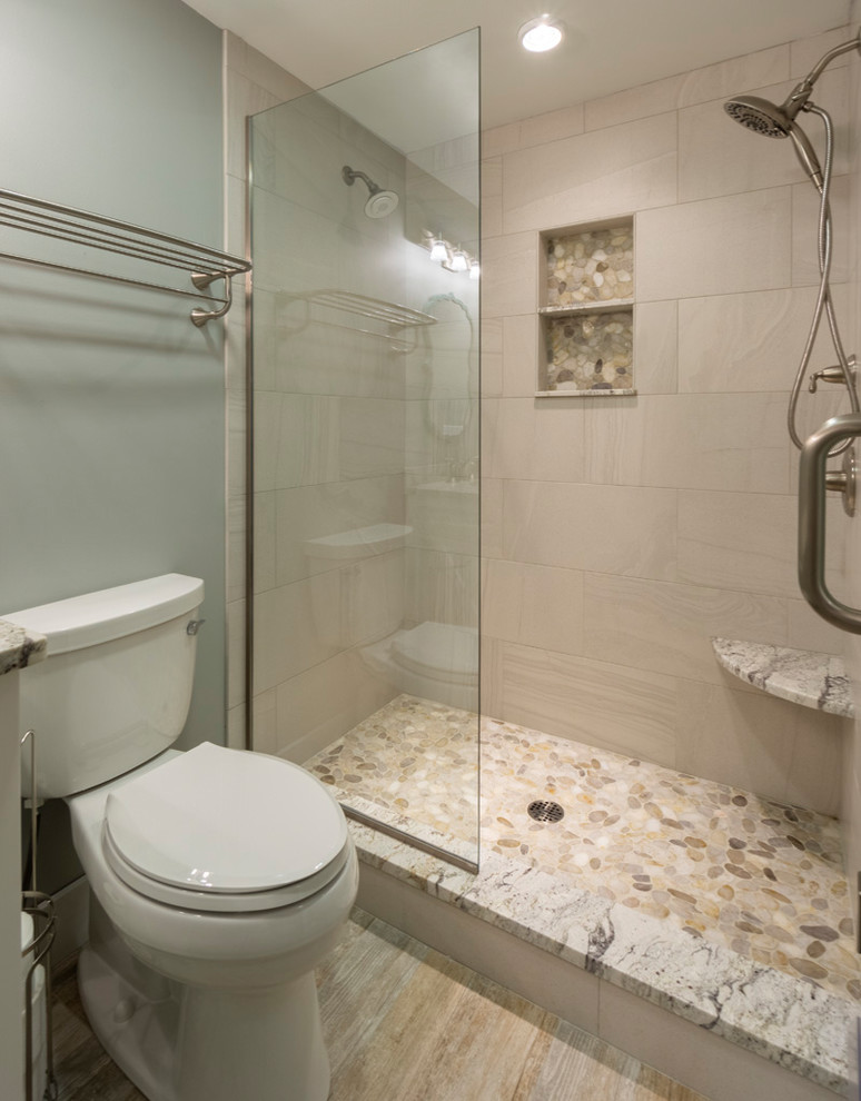 Landhausstil Badezimmer mit Wandtoilette mit Spülkasten und Unterbauwaschbecken in Boston