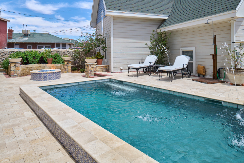 На фото: маленький прямоугольный бассейн на заднем дворе в викторианском стиле с домиком у бассейна и покрытием из каменной брусчатки для на участке и в саду