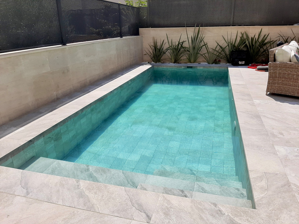 Idées déco pour une piscine moderne de taille moyenne et rectangle avec une cour et du carrelage.