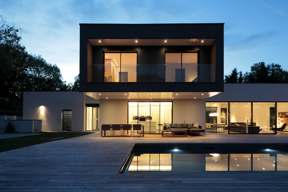 Large contemporary two-storey white exterior in Toulouse with a flat roof.