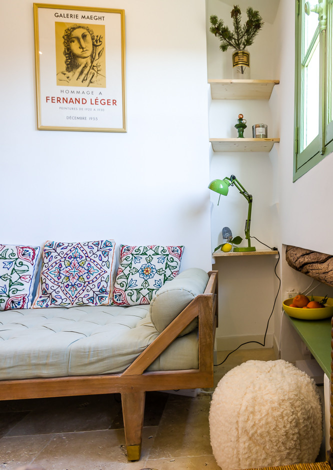 Foto de sala de estar tipo loft mediterránea pequeña con suelo de travertino