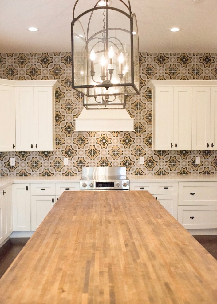 Mid-sized transitional u-shaped dark wood floor enclosed kitchen photo in Phoenix with an undermount sink, shaker cabinets, white cabinets, quartz countertops, multicolored backsplash, porcelain backsplash, stainless steel appliances and an island