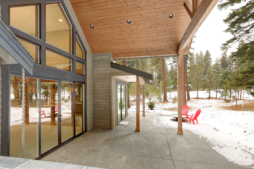 Mountain style home design photo in Seattle