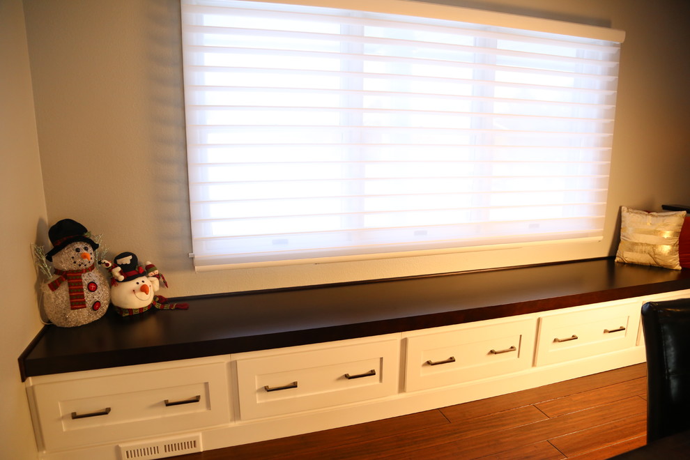 Example of a transitional home design design in Cedar Rapids