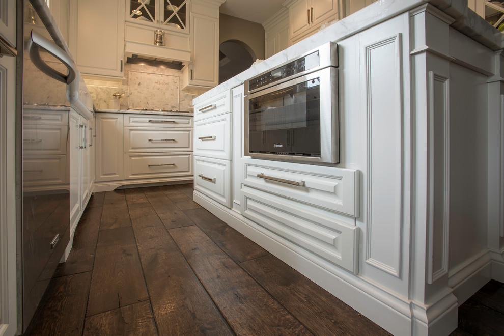 Mid-sized transitional u-shaped dark wood floor eat-in kitchen photo in Chicago with white cabinets, multicolored backsplash, stainless steel appliances and an island